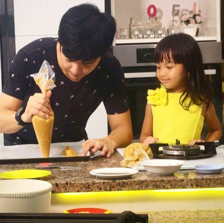 Quality time ayah Nicky dan Naara adalah dengan membuat kue. Ya, Nicky hobi dan jago masak, Bun. (Foto: Instagram/nickytirta)