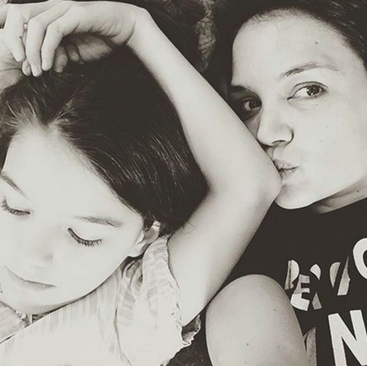 <p>Setelah orang tuanya, Katie Holmes dan Tom Cruise, bercerai di tahun 2012 lalu, Suri tinggal bersama sang bunda. (Foto: Instagram/ @katieholmes212)</p>