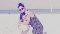 <p>Kasih ibu memang nggak akan lekang oleh waktu ya, Bun? (Foto: Instagram/ @katieholmes212)</p>