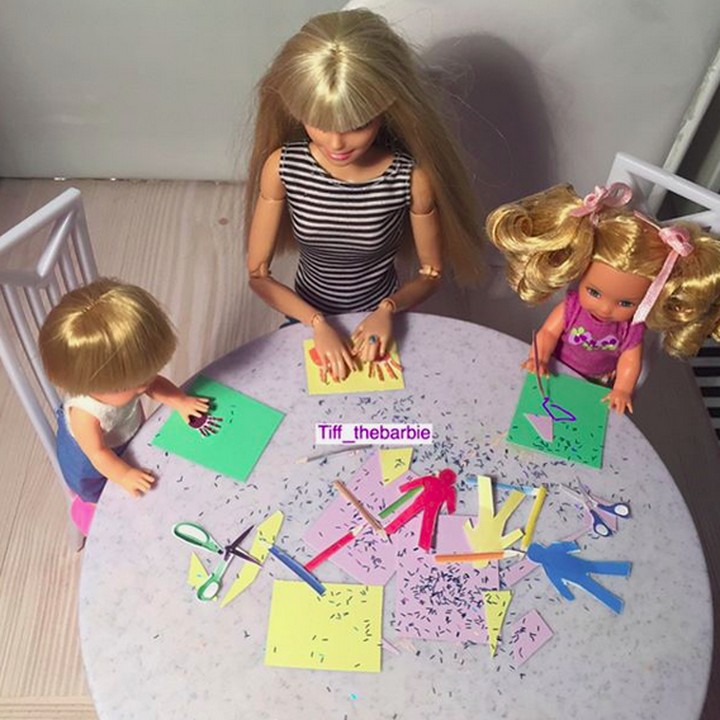 <p>Menemani si kakak dan adiknya bikin kerajinan tangan bisa jadi ajang bonding Bunda bersama si kecil. (Foto: Instagram/ @tiff_thebarbie)</p>