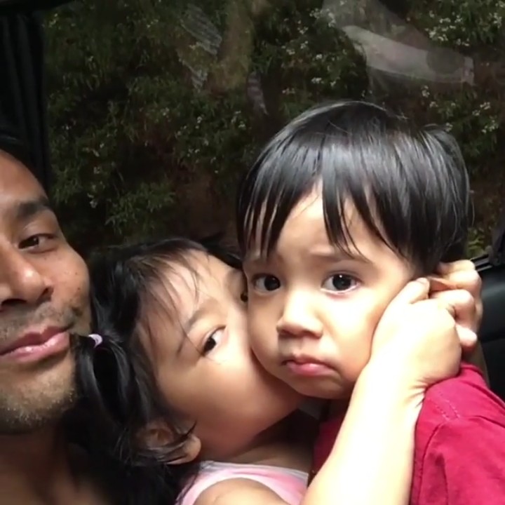 <p>Bahagianya ayah memangku dua anak sekaligus. Tuh lihat, wajah ayah sampai kepotong di kamera, he-he. (Foto: Instagram @jud1ka)</p>