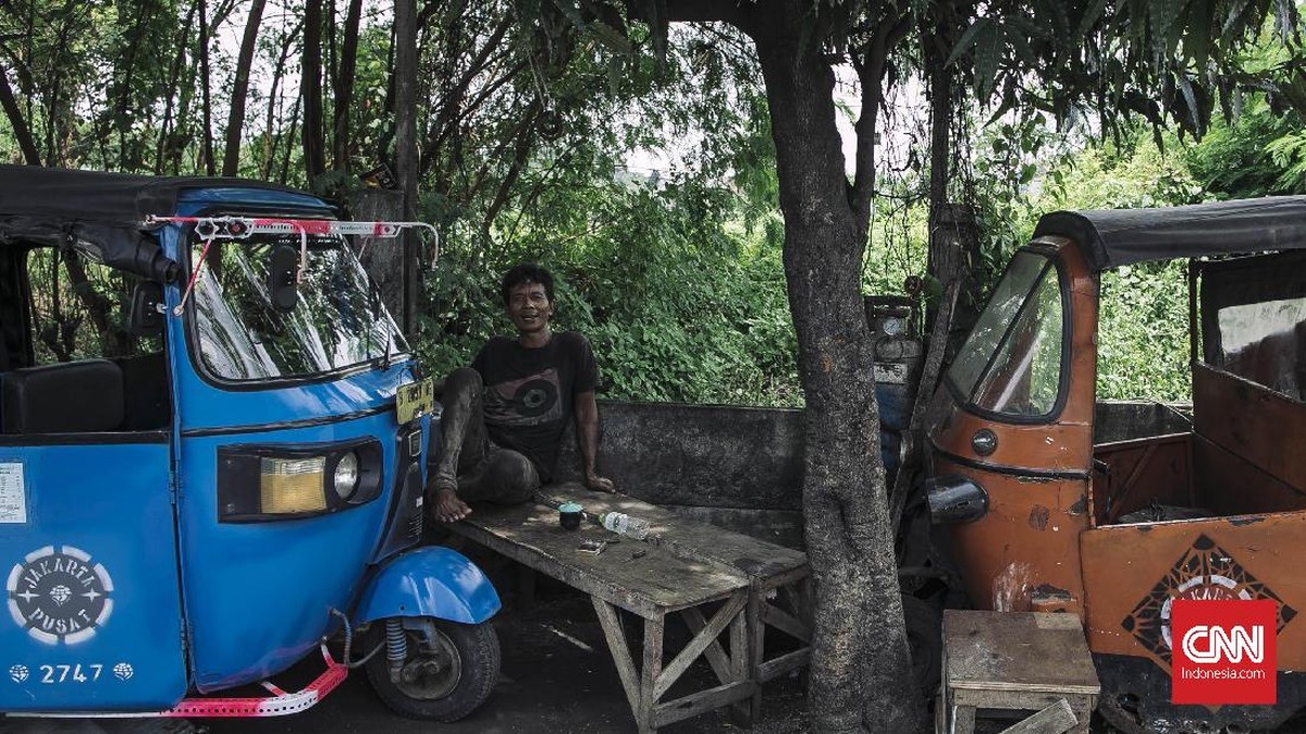 FOTO: Sisa Rongsok Bajaj Oranye di Ibu Kota
