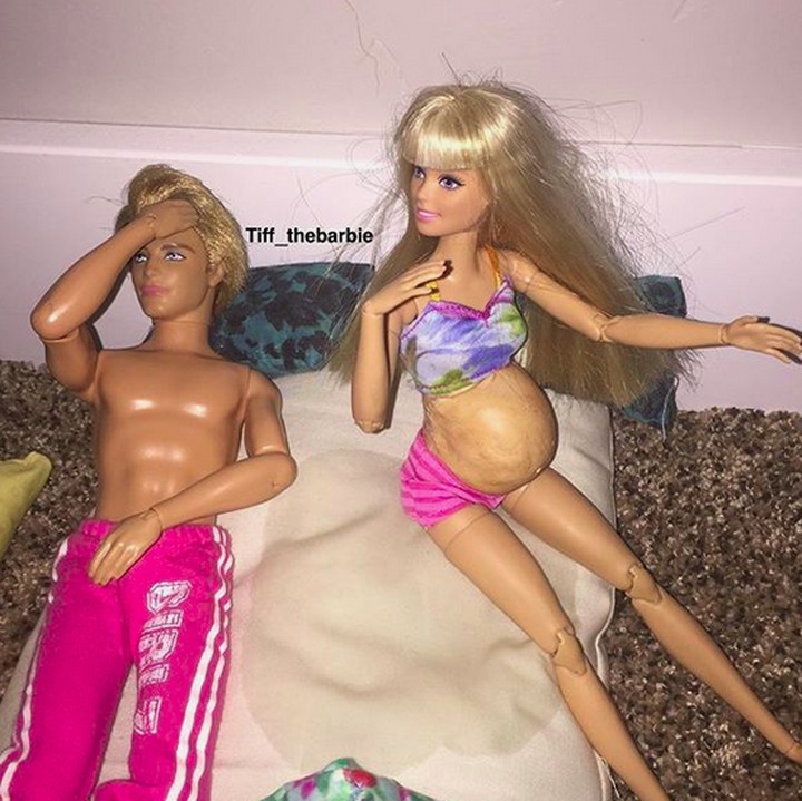 <p>Lagi hamil besar, urusan tidur pun jadi rumit sampai-sampai si ayah serba salah. Hi-hi-hi. (Foto: Instagram/ @tiff_thebarbie)  </p>