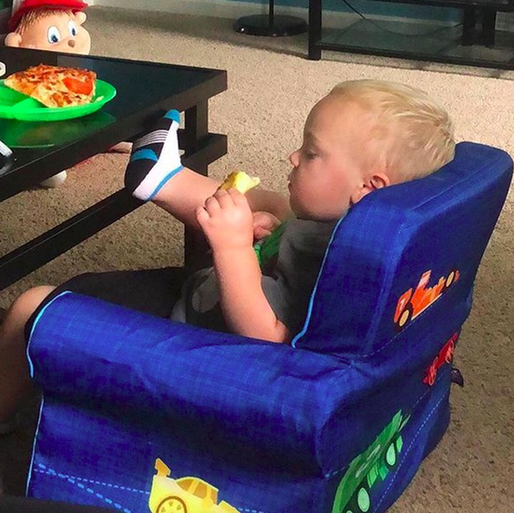 <p>Lihat deh, Bun, gaya anak ini ketika makan pizza. (Foto: Instagram/ @ktite)</p>