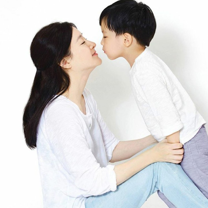 <p>Nggak cuma diajak berpose untuk majalah, Lee Young juga mengajak anaknya melakukan sesi foto di iklan skincare. (Foto: Instagram @leeyoungae_official)</p>