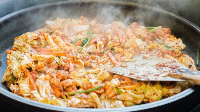 Makanan Korea bukan cuma kimchi dan bulgogi tapi juga ada dak-galbi, tumis ayam dari kota Chuncheon, Korea Selatan.