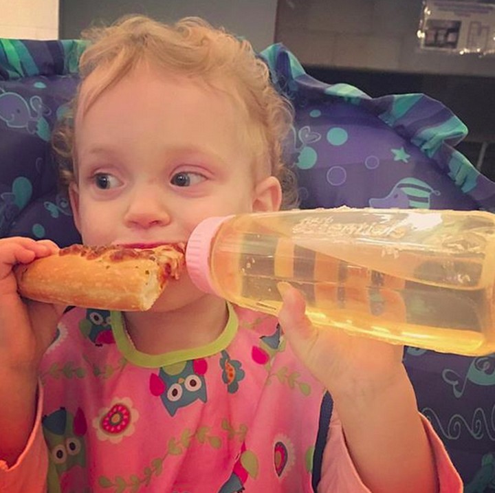 <p>Jadi mau makan pizza atau minum dari dot nih, Nak? (Foto: Instagram/ @ajestus)</p>