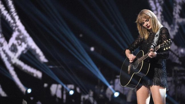 Penyanyi Taylor Swift secara spesial menampilkan persembahan untuk Aretha Franklin di tengah konser 'Reputation Stadium Tour' di Detroit, Selasa (28/8).