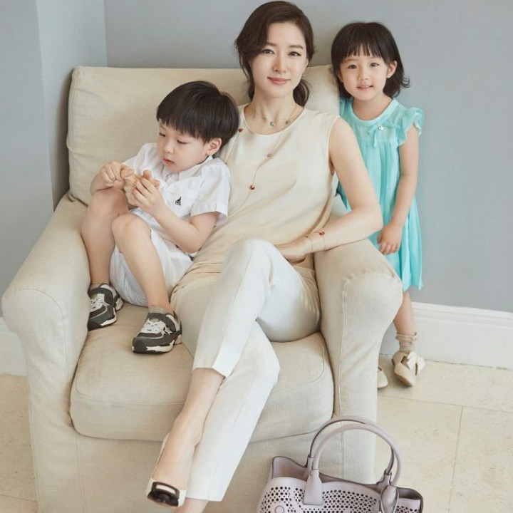 <p>Keduanya sering diajak ibunya untuk melakukan photoshoot. (Foto: Instagram @leeyoungae_fans)</p>