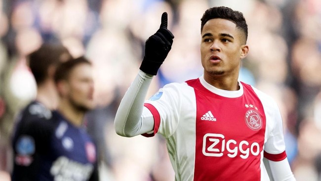 Justin Kluivert, putra legenda sepak bola Belanda Patrick Kluivert, untuk kali pertama mendapat panggilan memperkuat timnas Belanda yang dilatih Ronald Koeman.
