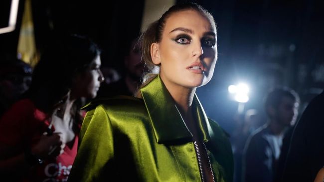 Perrie Edwards yang merupakan anggota girlband Little Mix umumkan kelahiran bayi dari hubungannya dengan pemain Liverpool, Alex Oxlade-Chamberlain.