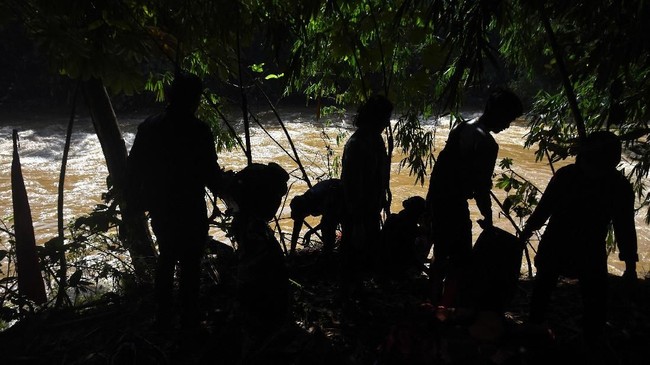 Bos Taman Wisata Matahari (TWM) Hari Darmawan diduga tewas karena benturan di kepala dengan bebatuan di Ciliwung.