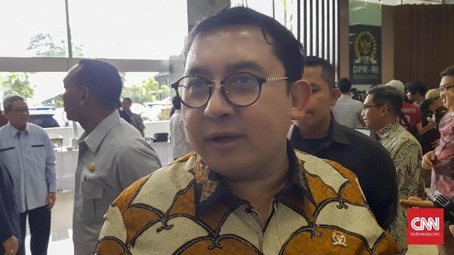 Fadli Zon mempertanyakan laporan yang dilayangkan kepadanya dan Fahri hamzah terkait dugaan penyebaran hoaks.