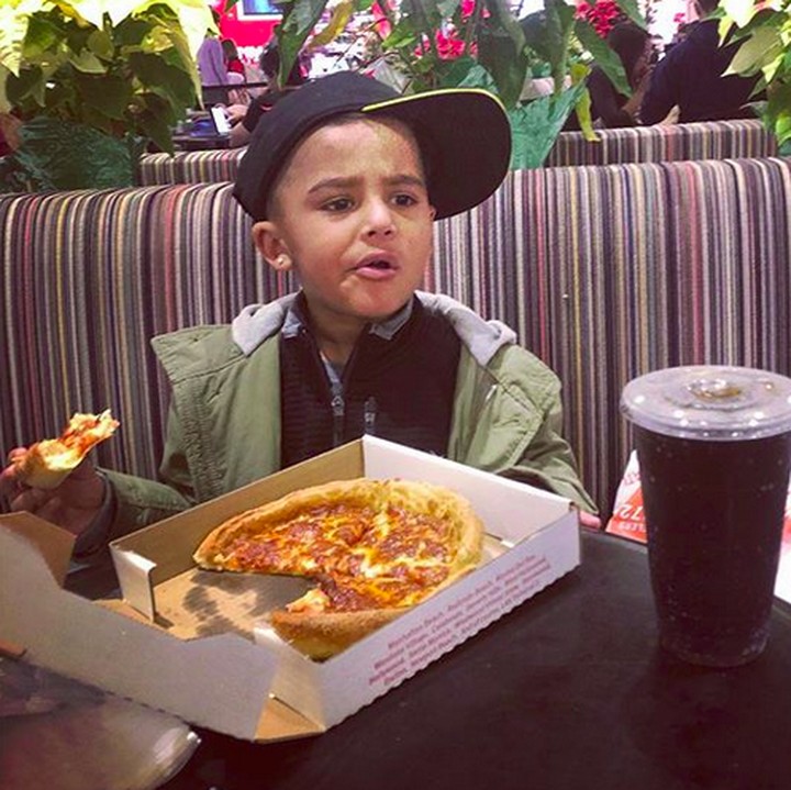 <p>Begini deh kalau lagi makan asyik pizza dan fokus terdistraksi. (Foto: Instagram/ @mzudahal)</p>
