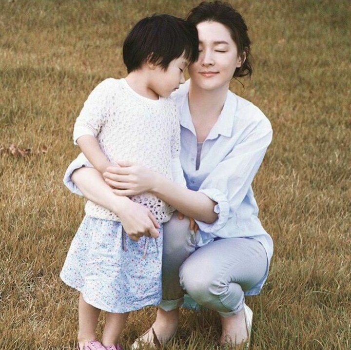 <p>Kalau yang ini posenya kompak ya, Bun. Sama-sama merem, hi-hi-hi. (Foto: Instagram @leeyoungae_fans)</p>