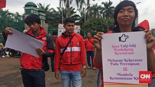 Aksi peringatan Hari Perempuan Internasional, Kamis (8/3) tak hanya didominasi perempuan, tapi juga pria yang turut memberikan dukungan.