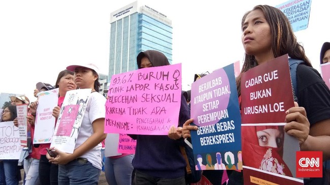 Saat peringatan Hari Perempuan Internasional di DPR, peserta aksi mengkritik larangan bercadar di kampus karena dianggap mengekang kebebasan berekspresi.