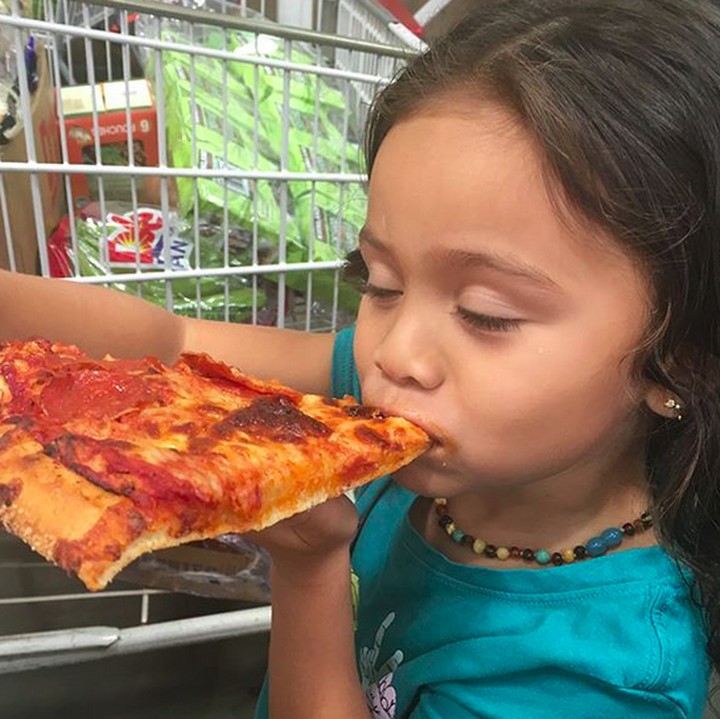 <p>Ya ampun, pizza-nya enak banget ya, Nak? Sampai merem gitu makannya. (Foto: Instagram/ @ibelfort)</p>