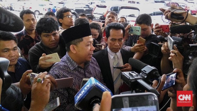Politikus PKS Fahri Hamzah resmi melaporkan Presiden PKS Sohibul Iman ke Polda Metro Jaya atas dugaan pencemaran nama baik dan fitnah.