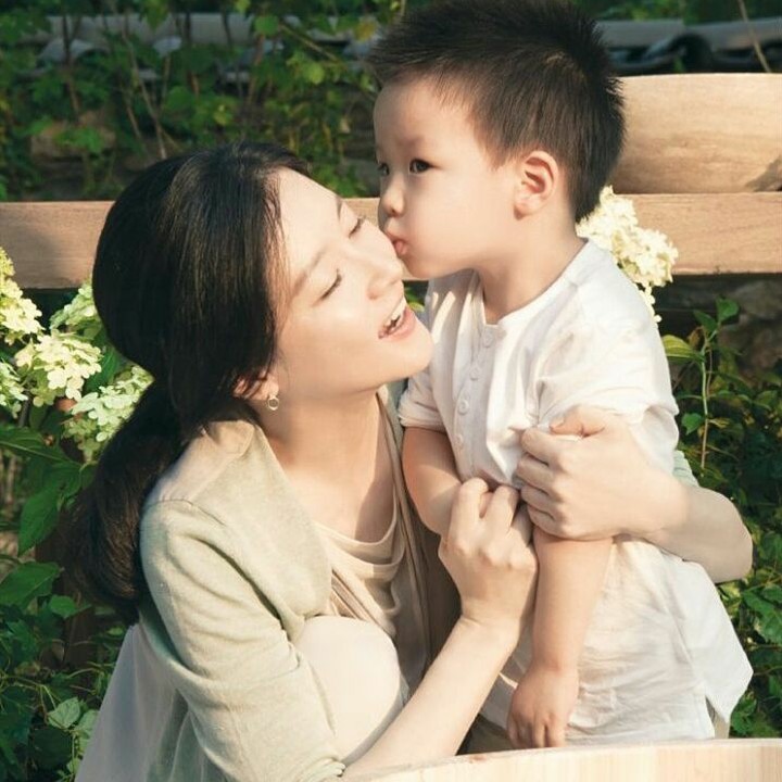 <p>Muah! Senangnya ibu dicium oleh buah hatinya. (Foto: Instagram @leeyoungae_fans)</p>