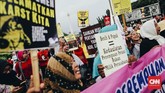 FOTO: Ragam Suara di Hari Perempuan Internasional Para perempuan dari berbagai elemen berunjuk rasa di depan Istana Merdeka, Jakarta, Kamis (8/3) memperingati Hari Perempuan Internasional.