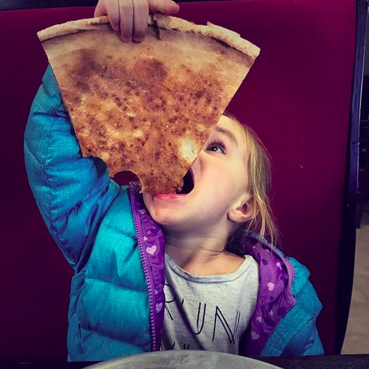 <p>Eh, wajah si kecil sama pizza-nya gedean pizza-nya nih. He-he-he. (Foto: Instagram/ @moms_the_verb)</p>
