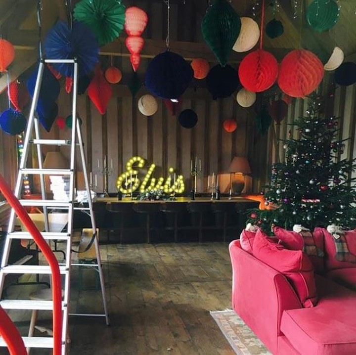 <p>Ini dekorasi rumah mereka saat perayaan Natal lalu, Bun. (Instagram @joolsoliver)</p>