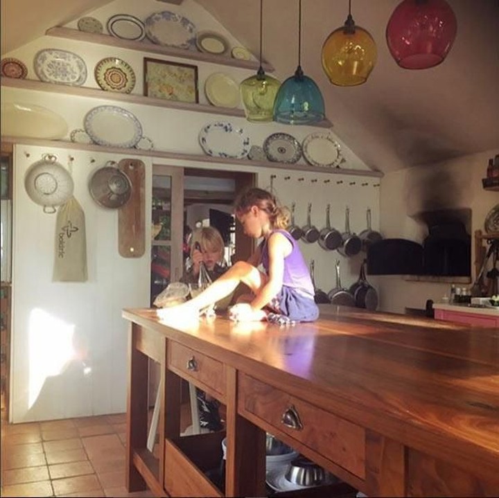 <p>Bagian yang kita tunggu-tunggu dari rumah ini, yap dapur! Dapurnya dilengkapi dengan berbagai ukuran panci tergantung di dinding. (Instagram @joolsoliver)</p>