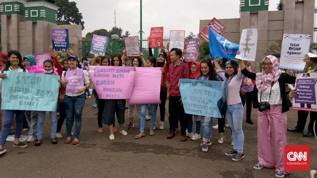 Massa perempuan melakukan aksi di depan gedung DPR/MPR RI karena masih ada kebijakan yang tidak berpihak pada kaum hawa. 