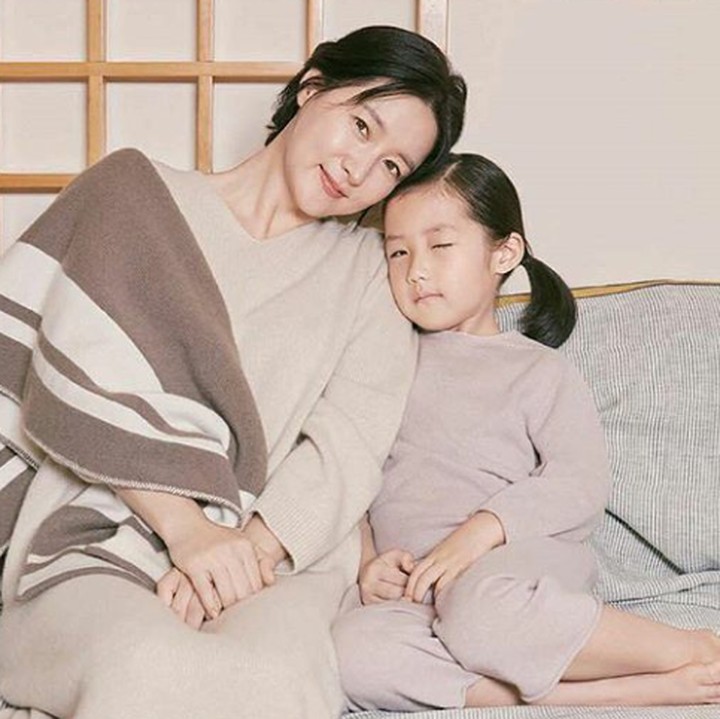 <p>Ini saat sesi foto berdua dengan putrinya. (Foto: Instagram @leeyoungae_official)</p>