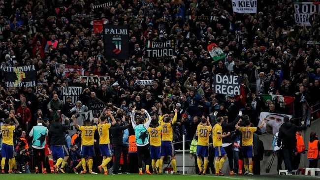 Suporter Arsenal ikut bergembira setelah Juventus berhasil menyingkirkan Tottenham Hotspur di babak 16 besar Liga Champions.