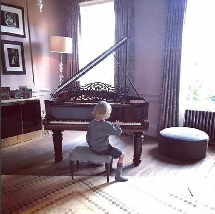 <p>Di sudut rumah, terdapat grand piano yang sering dimainkan anaknya. Ruangan ini memiliki lantai kayu tradisional dan tirai berpola. (Instagram @joolsoliver)</p>
