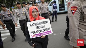 Usai dari DPR, Aksi Perempuan Berlanjut di Seberang Istana