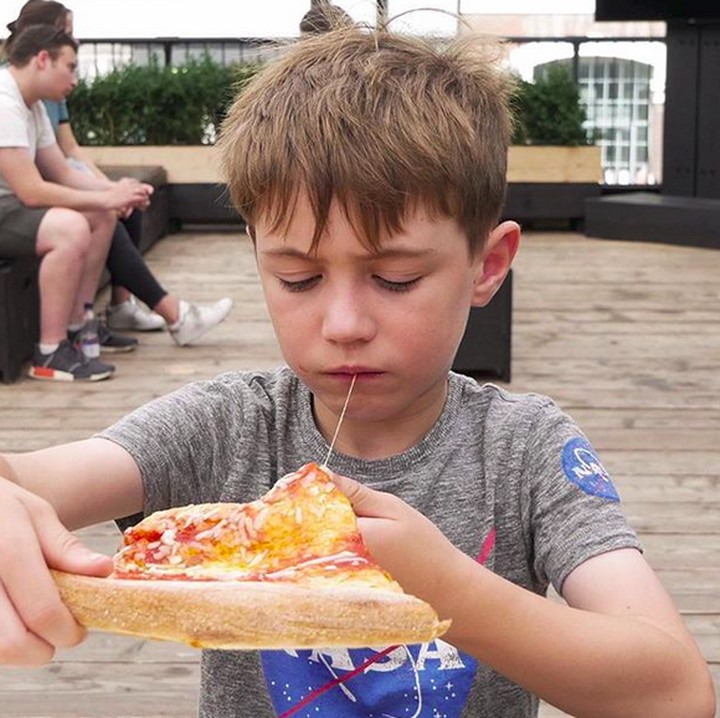<p>Hmm, anak ini kayaknya serius banget memperhatikan pizza-nya. (Foto: Instagram/ @livefastandprosper)</p>