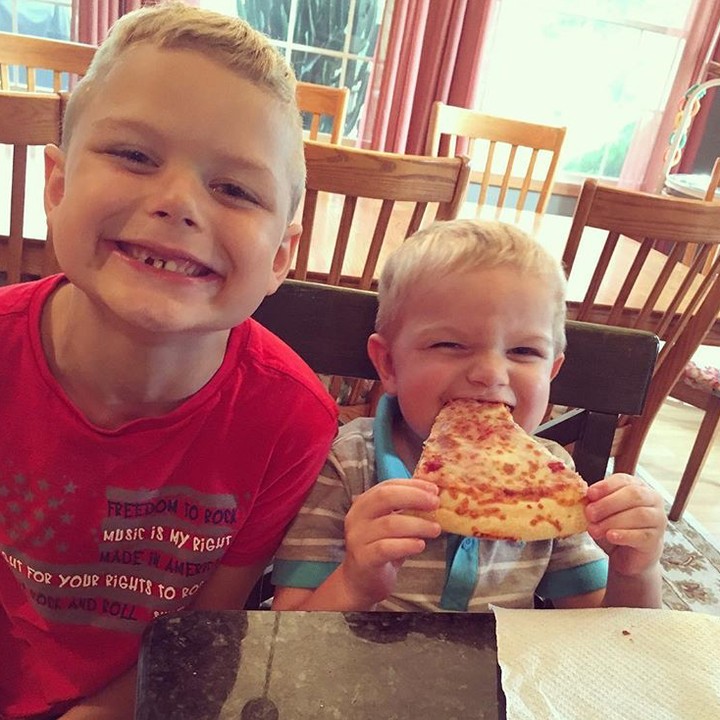 <p>Lucu banget tingkah dua anak ini. Satu memamerkan gigi satu memamerkan aksinya menggigit pizza. (Foto: Instagram/ @chasesmom18)</p>