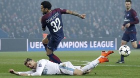 Dani Alves Bantah Tempelkan Ingus ke Cristiano Ronaldo