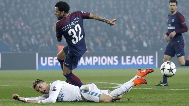 Bek Dani Alves membantah menempelkan ingus kepada Cristiano Ronaldo saat duel Paris Saint-Germain vs Real Madrid di Liga Champions.