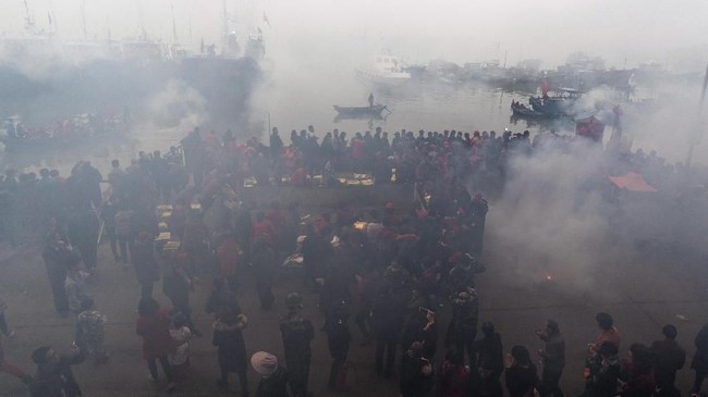 FOTO: Mengharap Berkah dan Selamat di Laut China Selatan