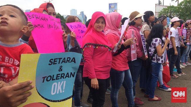 Bertepatan dengan Hari Perempuan Internasional, sebuah aksi diadakan di depan gedung DPR/MPR untuk menyuarakan tuntutan mereka.