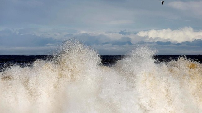 BMKG mengonfirmasi bahwa tsunami dengan ketinggian lebih dari 0,5 meter menerjang Palu seusai gempa 7,7 SR mengguncang Donggala.