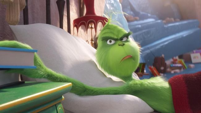 Benedict Cumberbatch jadi makhluk hijau tengil yang mengganggu warga desa jelang natal dalam film animasi 'The Grinch'.