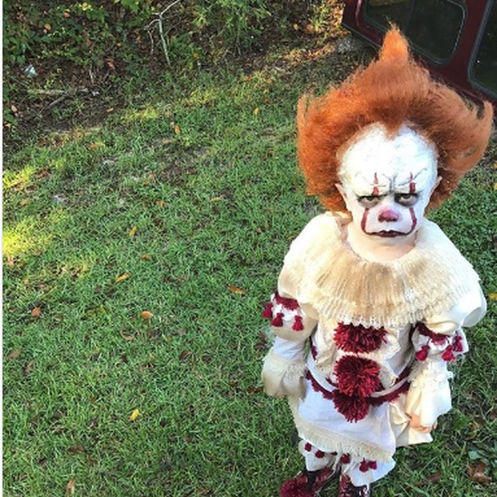 <p>Seorang kakak bernama Eagan Tilghman telah memposting foto adiknya yang telah dirias jadi tokoh-tokoh jahat dari berbagai film. Salah satunya tokoh badut di film 'IT' ini. (Foto: Instagram/eag2n)</p>