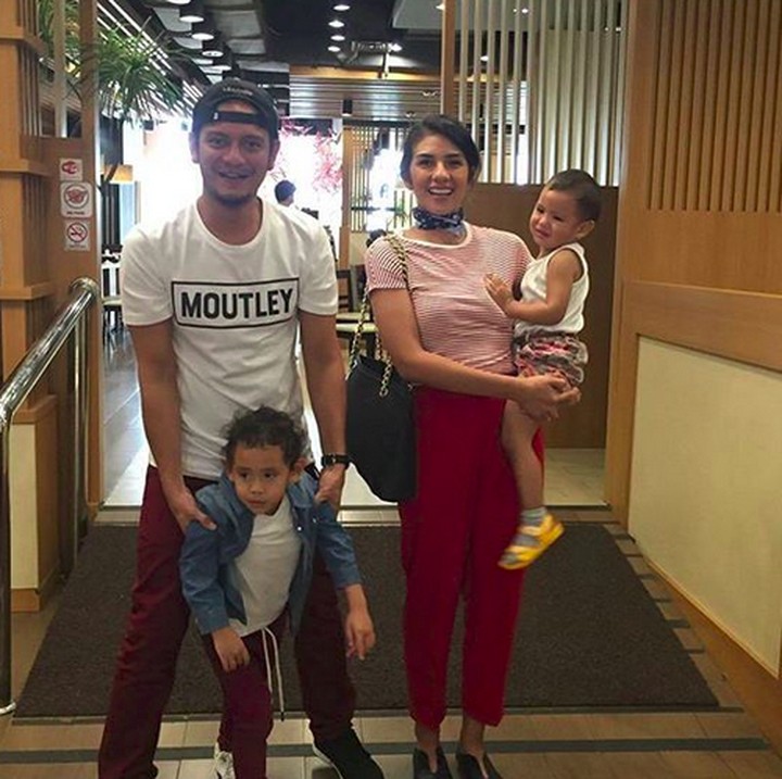 <p>Si adik tersenyum manis, si kakak mau ngapain ya itu? He-he-he. (Foto: Instagram/ @nadila_ernesta)</p>
