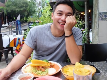img-title Mario Ginanjar Kahitna Diduga Pamer Pacar Baru, Netizen Patah Hati