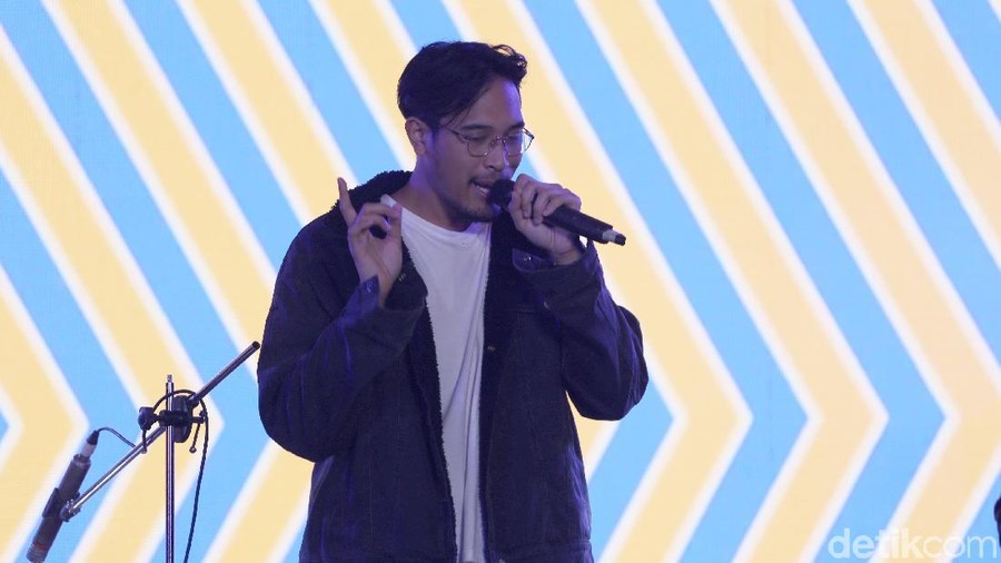 Adrian Khalif saat tampil di d'HOT Music Day 2018.