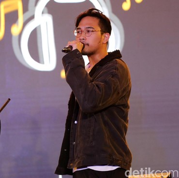 Lirik Lagu Sekarang - Adrian Khalif