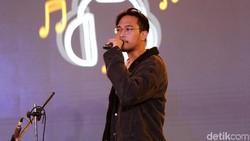 Lirik Lagu Sekarang - Adrian Khalif