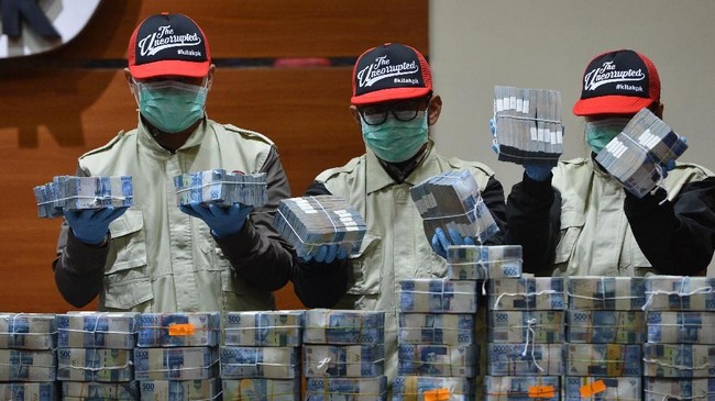 Menko Polhukam Mahfud MD mengusulkan penghapusan syarat asal-usul uang bagi yang hendak menyimpan uang tunainya di bank demi pelacakan aliran dana.