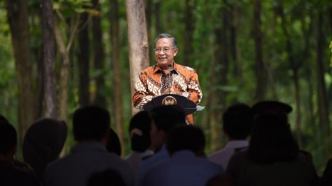 Menteri Koordinator Perekonomian Darmin Nasution menilai deklarasi dan pendaftaran Capres dan Cawapres telah meredakan ketidakpastian ekonomi di mata investor.