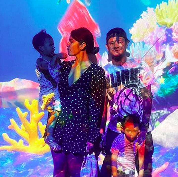 <p>Foto keluarga mereka yang satu ini unik deh. Setuju, Bun? (Foto: Instagram/ @nadila_ernesta)</p>
